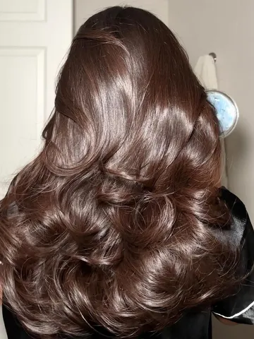 an iconic 90s layered hair is making a major comeback in 202