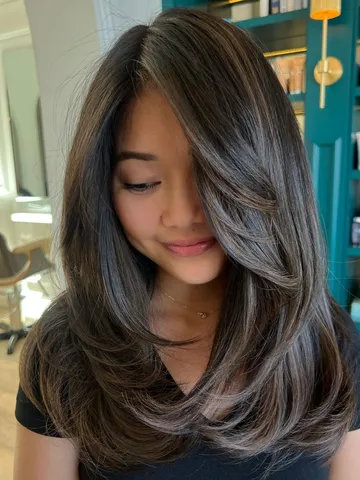 an iconic 90s layered hair is making a major comeback in 202