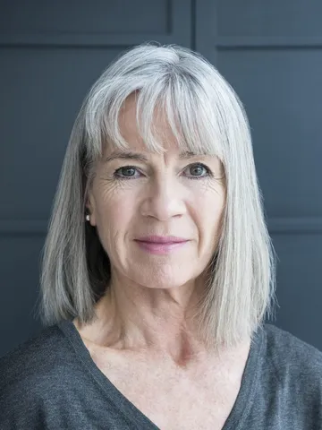 16 ways to pair bangs with grey hair for a trendy look