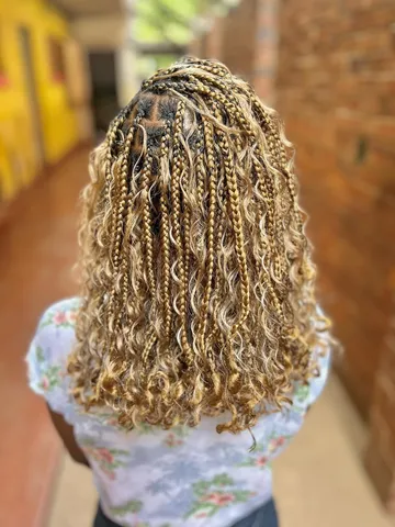 raey dunnit on instagram meduim boho knotless bob blonde bra