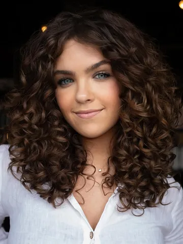 short curly haircuts for oval faces