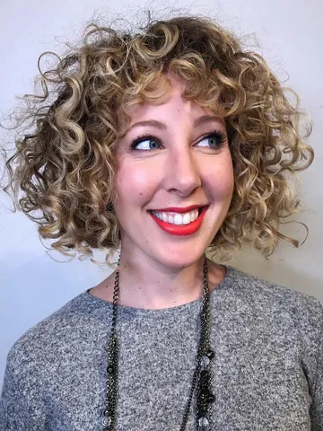 curly haircuts for oval faces