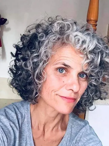 8 tips for women with gray curly hair to embrace its natural