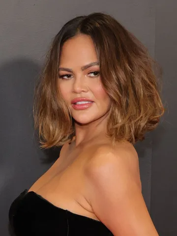 20 best medium hairstyles for thick hair on trend for 2024
