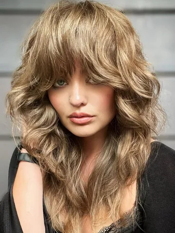 21 layered wavy hair ideas for a lively and dynamic look
