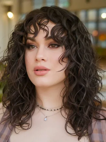 17 flattering layered hairstyles for oval faces in 2026