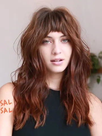40 flattering hairstyles for oval faces to try in 2025