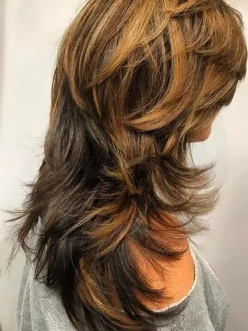 top 22 medium layered hairstyles for a playful chic touch