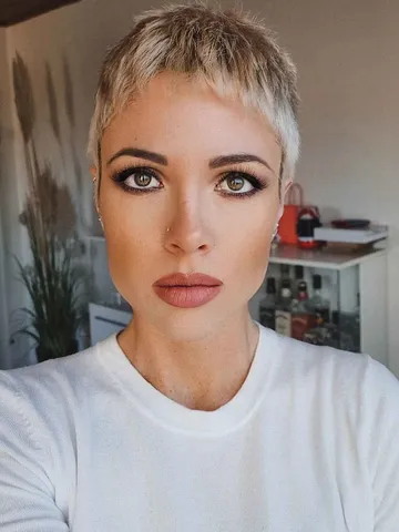 27 most flattering pixie cuts for oval face shapes