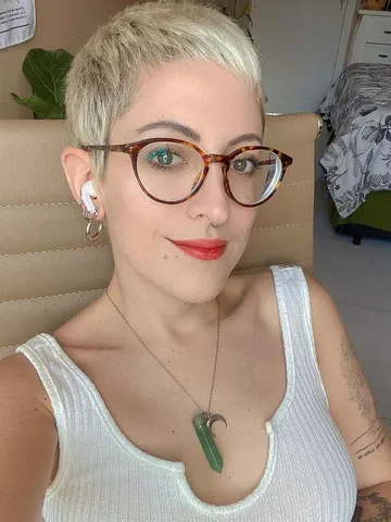 27 most flattering pixie cuts for oval face shapes