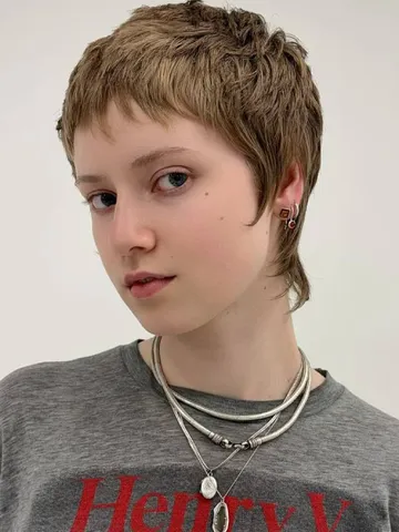 16 trendy short haircuts for 2025 shaggy pixie to sleek crop