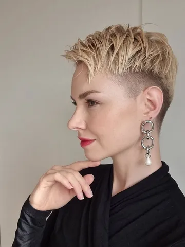 these 33 modern hairstyles are setting the tone for 2025