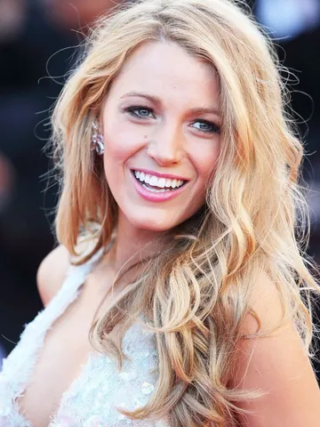 18 best curly haircuts to flatter oval faces