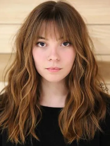 40 flattering hairstyles for oval faces to try in 2025