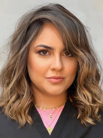 40 flattering hairstyles for oval faces to try in 2025