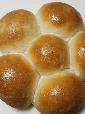 white buns dinner rolls